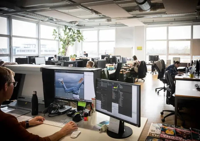 Unsere Druckvorstufe bei Brüggli Admedia. Polygrafen und Grafiker bei der Arbeit in unserer Druckerei Romanshorn.